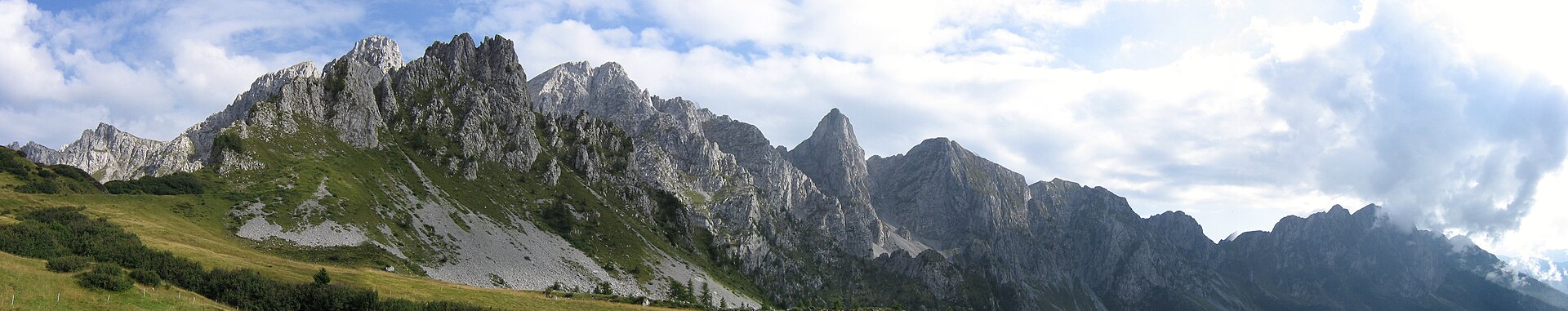 Il versante settentrionale della Concarena, un massiccio montuoso delle Prealpi Orobiche in Lombardia, visto dal Passo Campelli (1892 m s.l.m.) non lontano da Schilpario. Al centro dell'immagine è la guglia appuntita del Cimone della Bagozza (2407 m) considerata una delle principali cime del gruppo. (Wikimedia Commons CC-BY-SA)